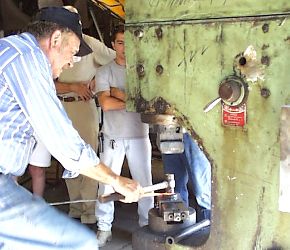 Bill Epps running his Sahindler air hammer